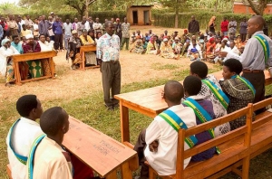 Juridictions Gacaca au Rwanda. Dans le cadre des juridictions Gacaca, les communautés locales ont élu des juges pour juger les personnes accusées de tous actes relevant du génocide à l'exception de la planification de celui-ci. Photo: PNUD/Elisa Finocchiaro