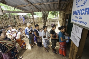 Enregistrement de la naissance de nouveau-nés réfugiés du Myanmar dans le camp de Mae La en Thaïlande. En vertu de la Loi thaïlandaise sur l'état civil telle qu'amendée, des actes de naissance ont été dressés pour quelque 5 000 nouveau-nés réfugiés dans les 9 camps frontaliers de réfugiés de Thaïlande, une mesure importante de prévention de l'apatridie. Photo: HCR/Kibae Park-Media Studies, Humber College