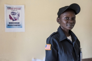 Lois Dolo, de la Police nationale libérienne, assure la sécurité lors d'une cérémonie organisée à l'occasion de la Journée de la femme à Gbarnga, dans le comté de Bong (Libéria), le 26 septembre 2012. Photo MINUL/Staton Winter