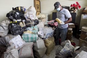 Mettre fin à la circulation des drogues illicites est essentiel pour l'état de droit. La Police nationale haïtienne détruit des drogues illicites saisies à Port-au-Prince. Photo ONU/Victoria Hazo