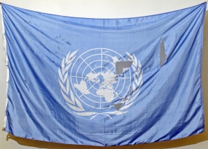 Un drapeau de l'ONU retiré des décombres après l'attentat de Bagdad, 19 août 2003. Photo ONU/Mark Garten