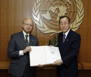 M. Ban Ki-moon, le Secrétaire général (à droite), reçoit une copie certifiée conforme de l'original de la Charte des Nations Unies des mains d'Allen Weinstein, archiviste aux Archives nationales des États-Unis. Photo ONU/Eskinder Debebe