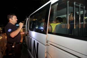 La Police des Nations Unies et la Police nationale du Timor-Leste mènent une opération spéciale de ciblage à la traite illégale d’immigrants et au trafic de drogue dans deux bars de Dili ou la prostitution est aussi chose commune. Photo de Martine Perret/UNMIT 27 Novembre 2008