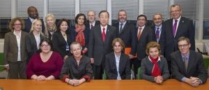 M. Ban Ki-moon, Secrétaire général (au centre) et M. Yury Fedotov (au fond à droite), Directeur exécutif de l'Office des Nations Unies contre la drogue et le crime (ONUDC) avec le secrétariat de la Commission des Nations Unies pour le droit commercial international (CNUDCI) dans les bureaux de celle-ci à Vienne (Autriche). Photo ONU/Eskinder Debebe