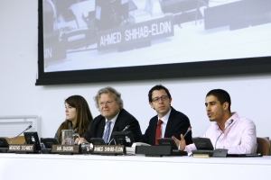 Le journaliste palestino-américain Ahmed Shihab-Eldin (à droite) prend la parole lors de la table ronde organisée sur le thème "De nouvelles voix: la liberté des médias contribue à transformer les sociétés" pour commémorer la Journée mondiale de la liberté de la presse. Photo ONU/Devra Berkowitz 