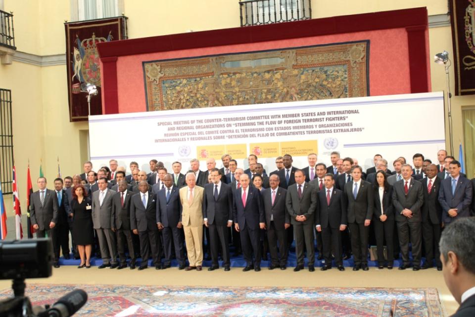 Family photo of the Ministerial meeting participants, with H.E. Prime Minister Rajoy at the centre.