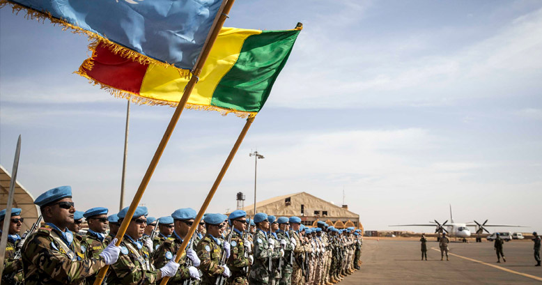 Les soldates et soldats de la paix accueillent le Secrétaire général adjoint pour les opérations de paix à Gao, Mali.