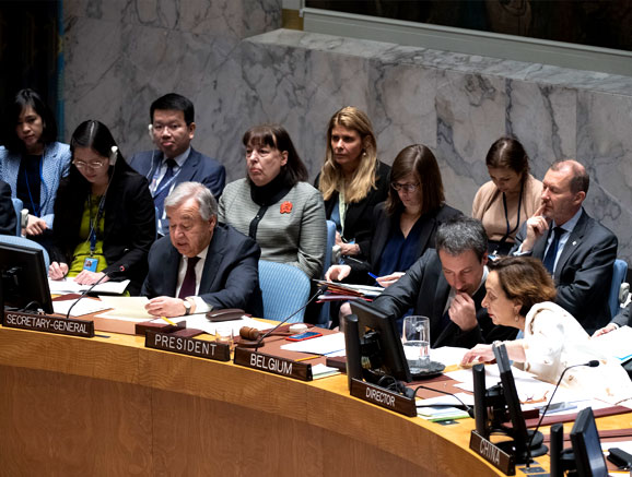 Le Secrétaire général, António Guterres (à gauche), s’exprime lors d’une séance du Conseil de sécurité sur les enfants et les conflits armés