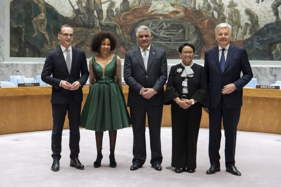إنتخاب 5 أعضاء جدد في مجلس الأمن: هيكو ماس (ألمانيا)، لينديوي نونسيبا سيسولو (جنوب أفريقيا)، ميغيل فارجاس مالدونادو (الجمهورية الدومينيكية)، ريتنو ليستاري بريساناري مارسودي (إندونيسيا)، ديدييه ريندرز (بلجيكا). UN Photo / Eskinder Debebe
