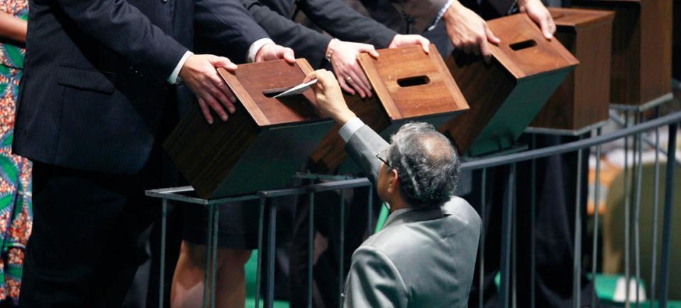 تصويت مندوب في الجمعية العامة. تشرين الثاني 2011. الأمم المتحدة / ريك باجورناس