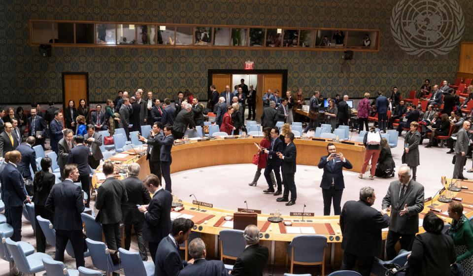 Зал заседаний Совета Безопасности перед началом заседания по вопросу о поддержании международного мира и безопасности.