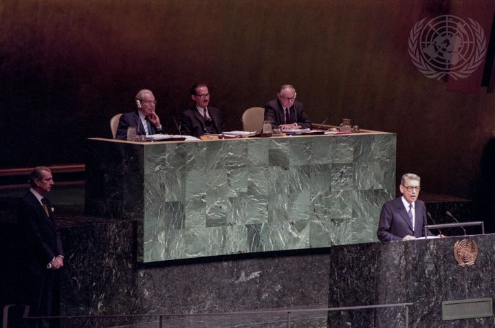 Boutros Boutros-Ghali en el podio del Salón de la Asamblea General.