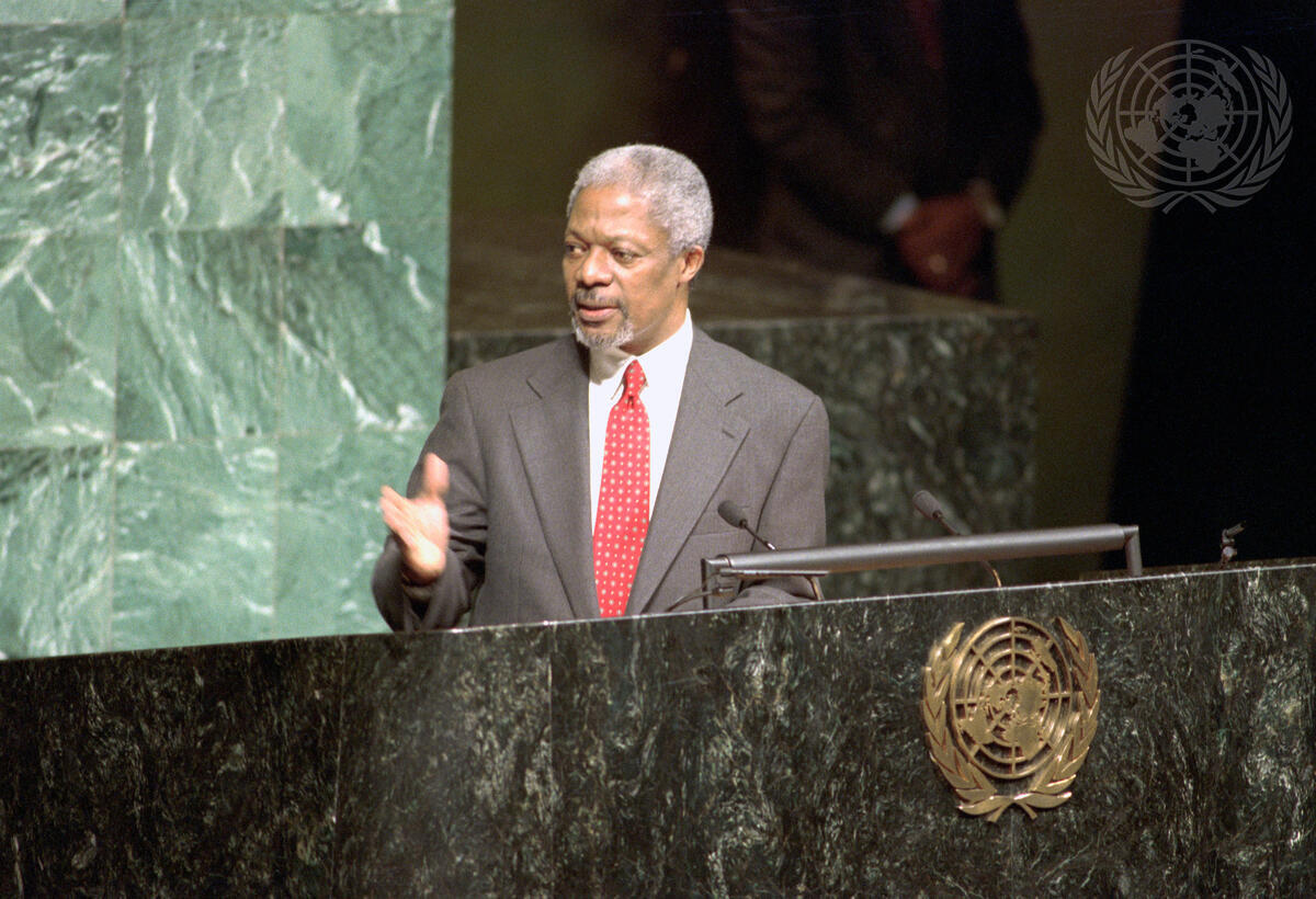 Kofi Annan, du Ghana, s'adressant à l'Assemblée générale après sa prestation de serment.