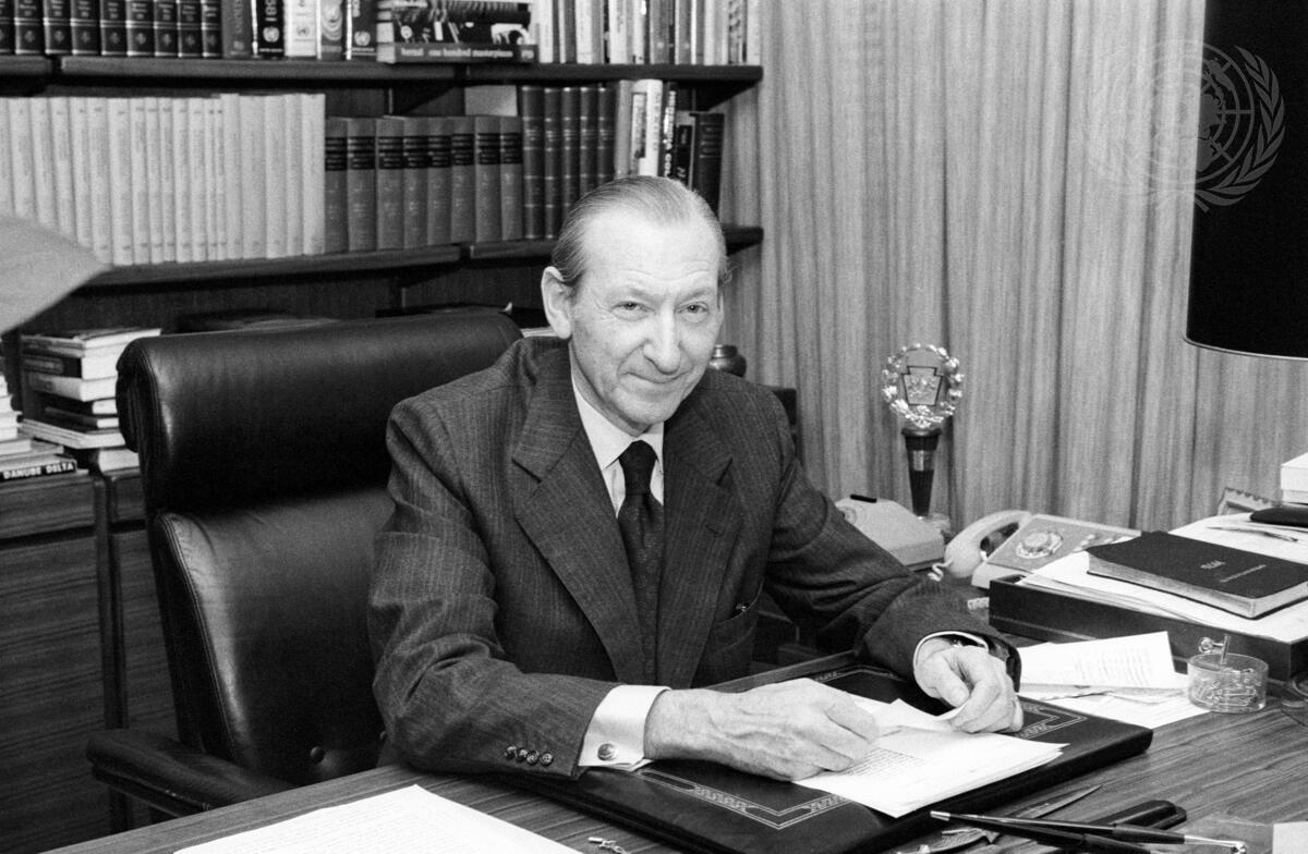 Le Secrétaire général Kurt Waldheim à son bureau.