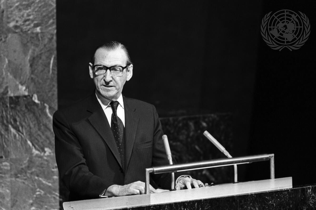 Le Secrétaire général élu Kurt Waldheim s'adresse à l'Assemblée générale.