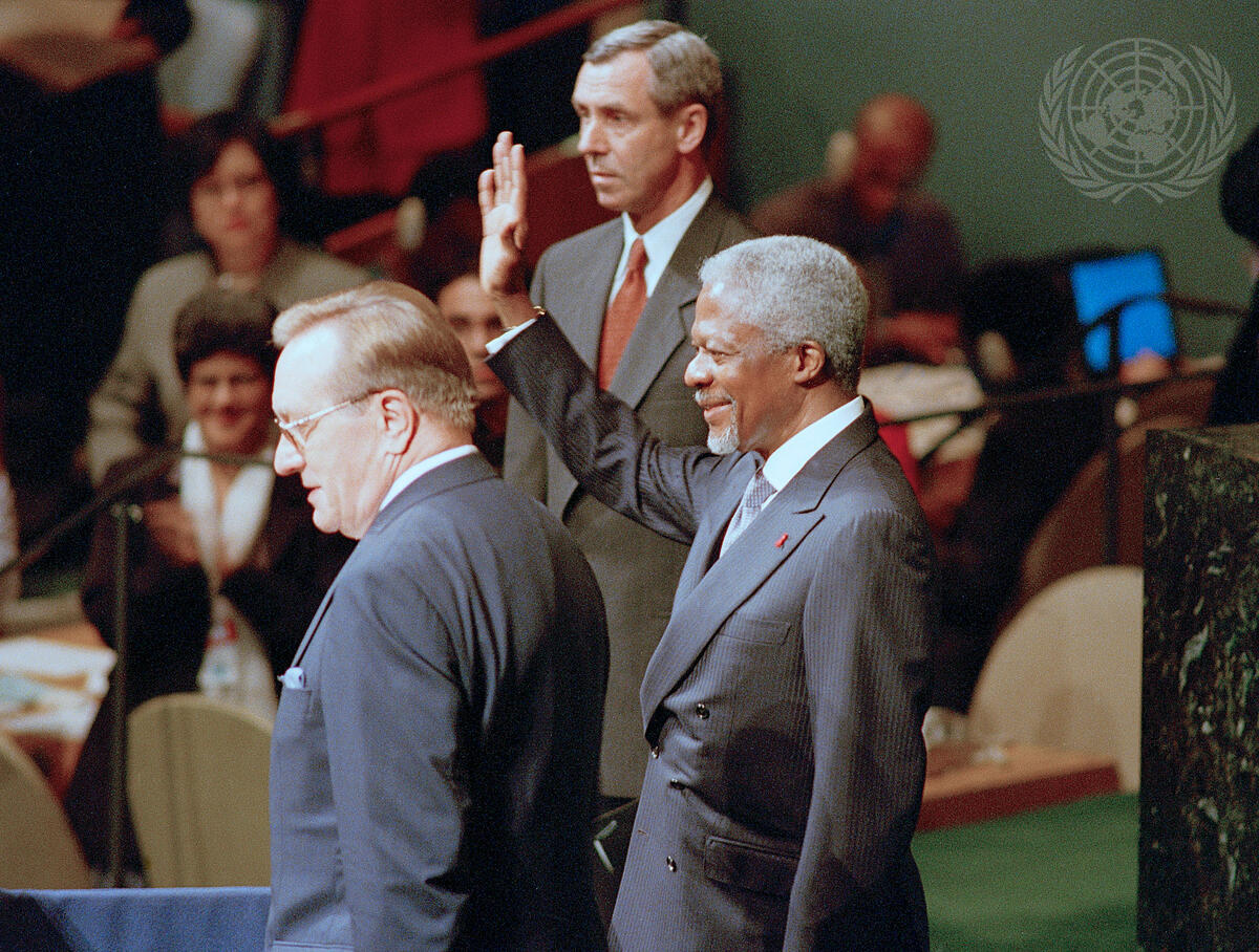 Le Président de l'Assemblée générale Harri Holkeri (à gauche) et le Secrétaire général Kofi Annan.