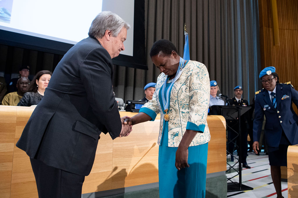 Secretary-General António Guterres (left) shares a moment of grieving with Ms. Chitete Mwenechanya, who wears around her neck the medal awarded to her late husband, Private Chancy Chitete from Malawi. UN Photo/Manuel Elias