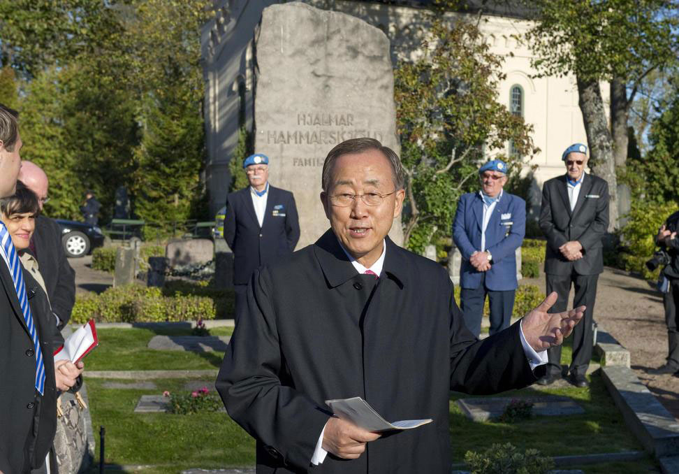 Secretary-General Ban Ki-moon pays tribute to former UN chief Dag Hammarskjöld at his gravesite in Uppsala, Sweden