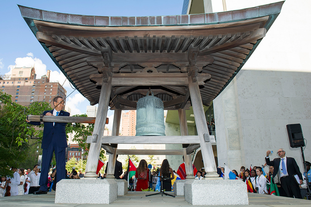 Secretary-General Ban Ki-moon rings the Peace Bell at the annual ceremony held at UN headquarters in observance of the International Day of Peace (21 September). UN Photo/Rick Bajornas 