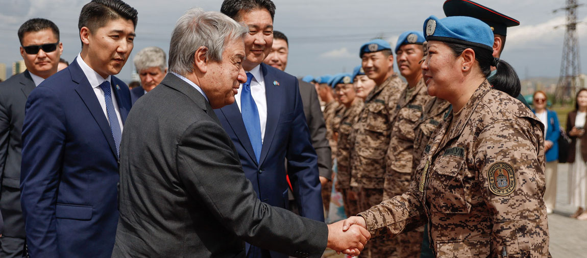 Secretary-General António Guterres greets Mongolian peacekeepers which has the largest per capita contribution to peacekeeping operations. UN Mongolia/Rentsendorj Bazarsuk