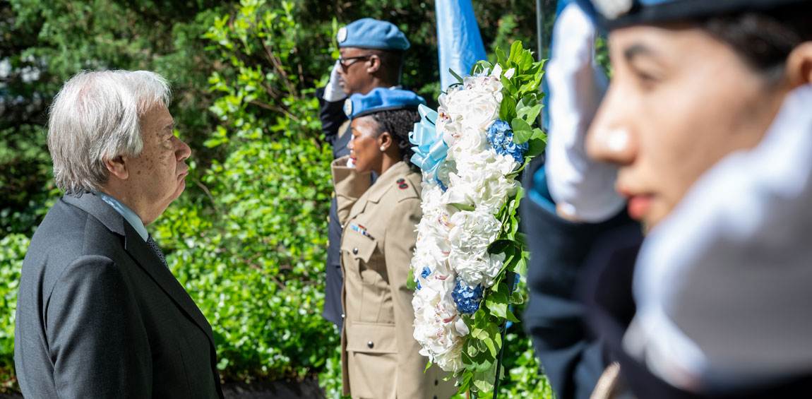 El Secretario General, António Guterres, asiste a la ceremonia de entrega de coronas en honor del personal de mantenimiento de la paz caído en el Monumento Conmemorativo del Mantenimiento de la Paz en la Sede de las Naciones Unidas.