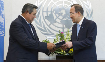 President of Indonesia Susilo Bambang Yudhoyono, the Panel's Co-chair, hands over the report to Secretary-General Ban Ki-moon