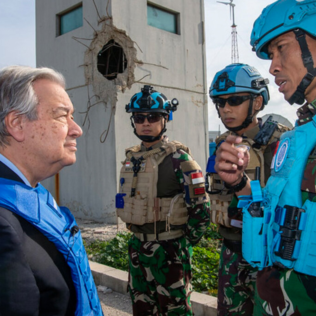 António Guterres speaks with peacekeepers