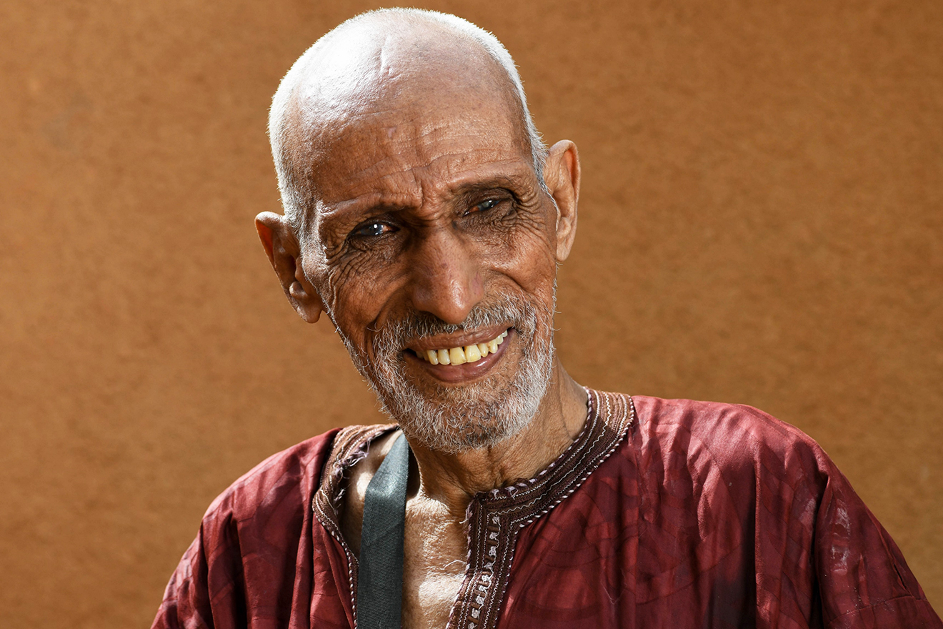 Photo of a slender and smiling Ag Zeini Mohamed, a 119-year-old Malian.