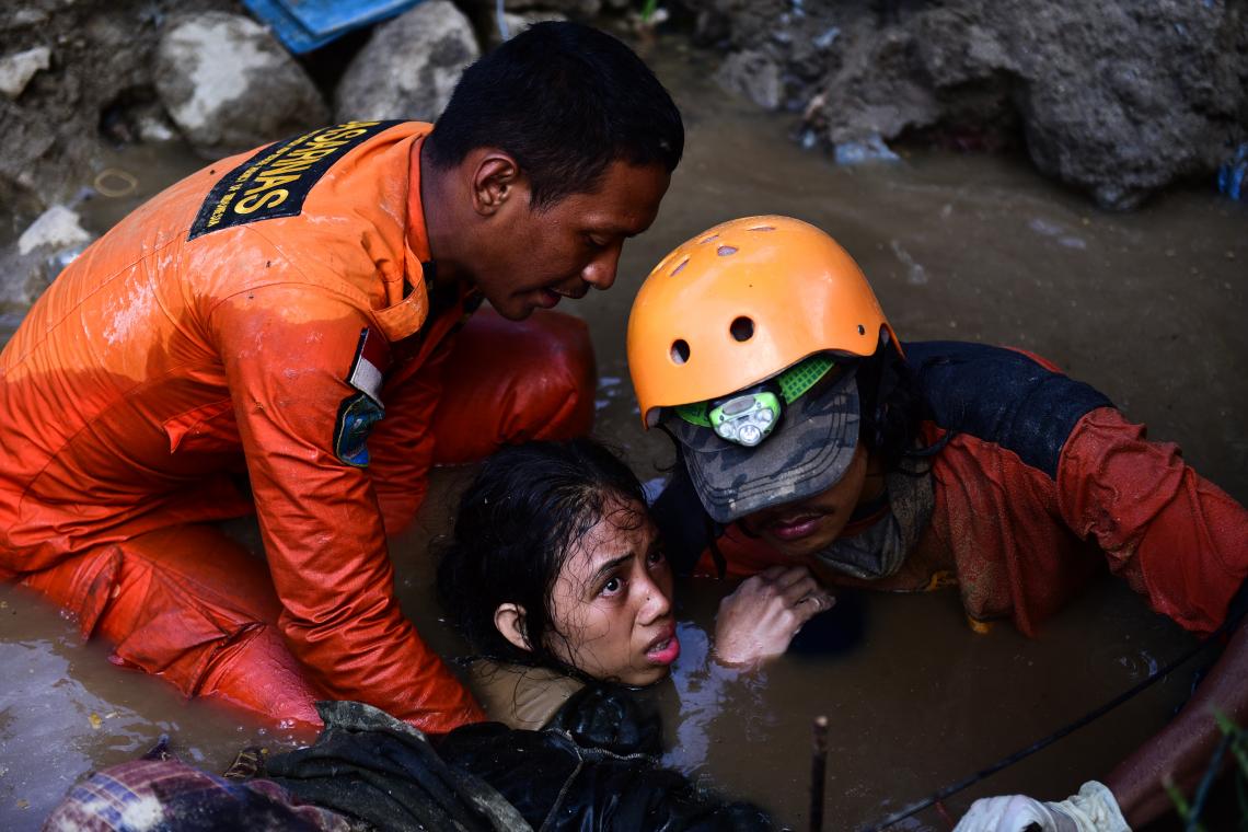 girl rescued from rubble