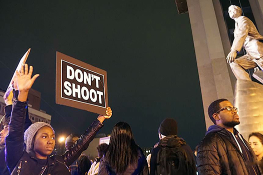 Des manifestants à New York défilent dans la rue suite à l’annonce du verdict dans l’affaire de la fusillade par la police du Missouri de l’adolescent afro-américain Michael Brown