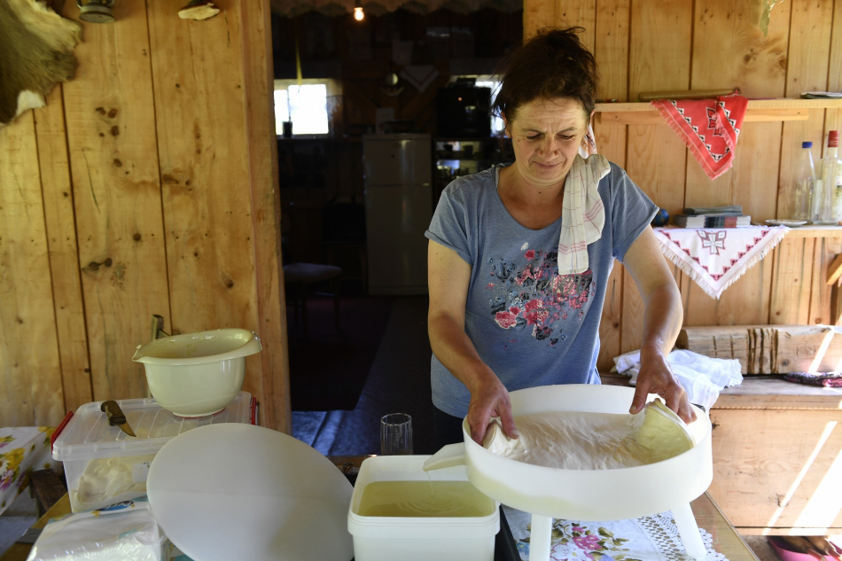 Produit principalement par des femmes, le Kolasin Lisnati sir (fromage en couches) est l’un des plus récents aliments labellisés IG du nord du Monténégro.