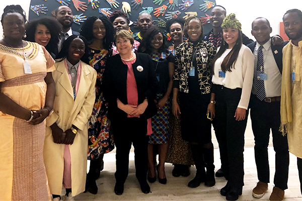 Mme Michelle Bachelet, en compagnie d’un groupe de lauréats du Programme de bourses du Haut-Commissariat aux droits de l’homme 2018 pour les personnes d'ascendance africaine.