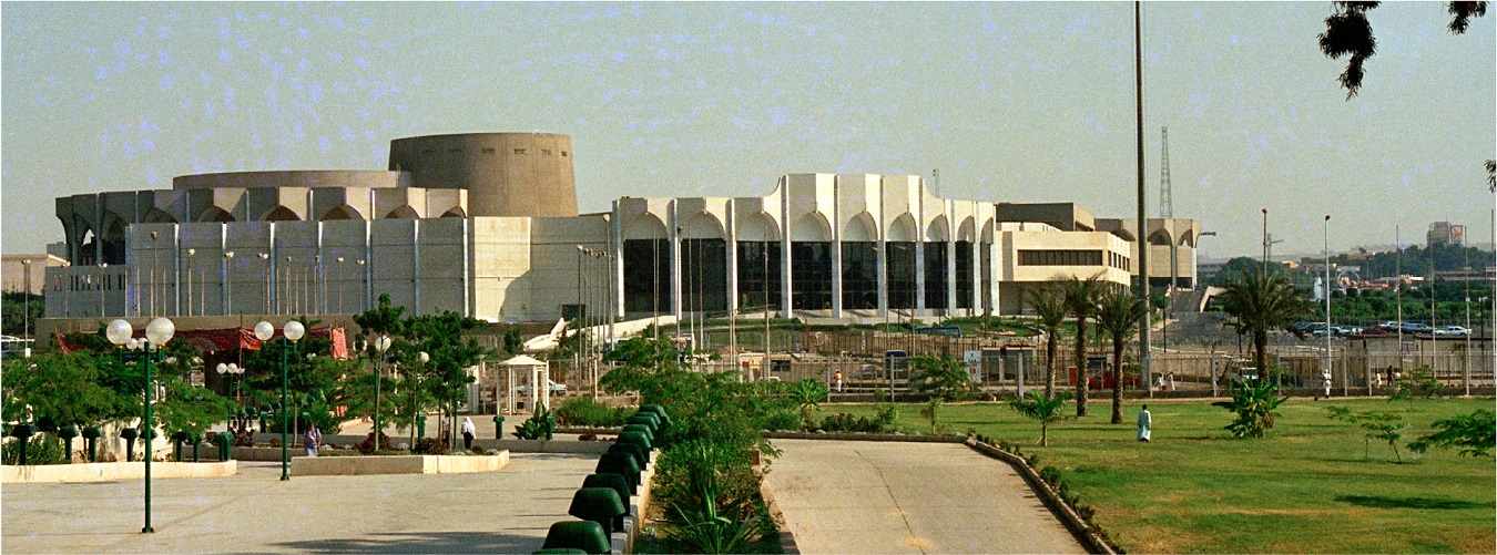 Vue extérieure du centre de conférence du Caire, Égypte, le 10 septembre 1994.