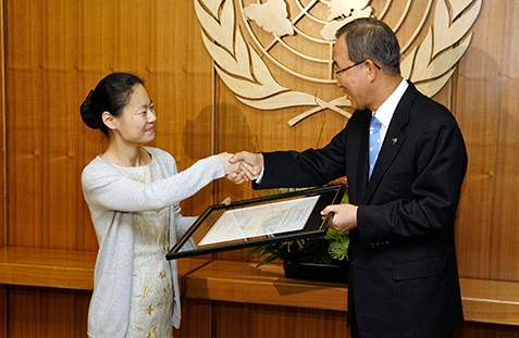 Former Secretary-General Ban Ki-moon designates Midori United Nations Messenger of Peace in September 2008 at United Nations Headquarters in New York. UN Photo/Mark Garten