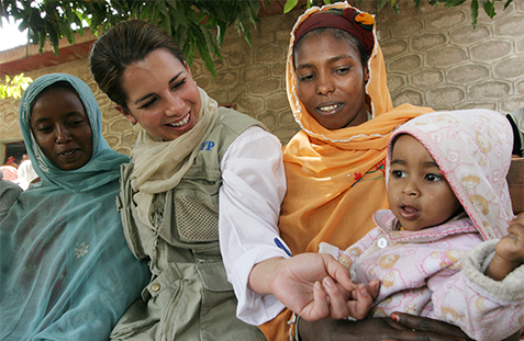 Princess Haya with HIV/AIDS affected women at a World Food Programme food distribution center in Ethiopia for affected beneficiaries. WFP/Boris Heger