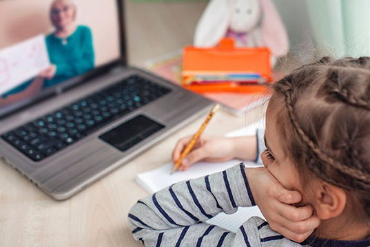 girl learning online