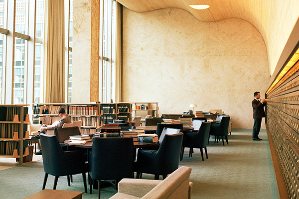 A sunny room in the Dag Hammarskjöld Library.