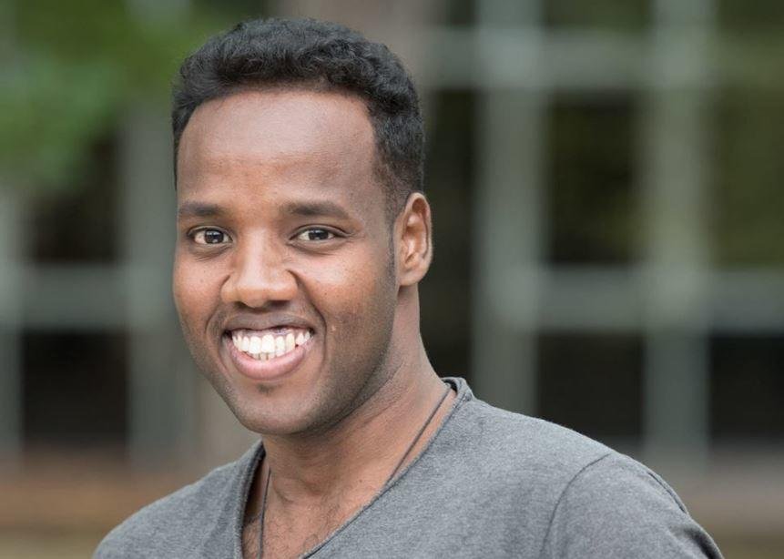 Retrato de Yasin, un doctor de Somalia, sonriendo a cámara