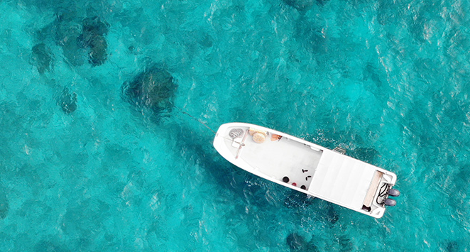 Une barque vue du ciel