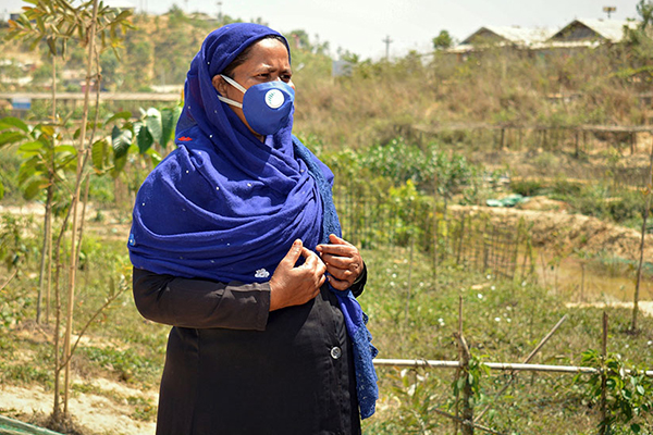 Woman wearing a facemask.
