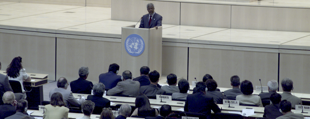 Le Secrétaire général Kofi Annan s'adressant à l'ouverture de la 24ème session spéciale de l'Assemblée générale des Nations Unies sur le développement social à Genève en 2000.