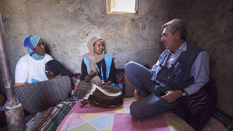 Filippo Grandi meets refugees in Djibouti