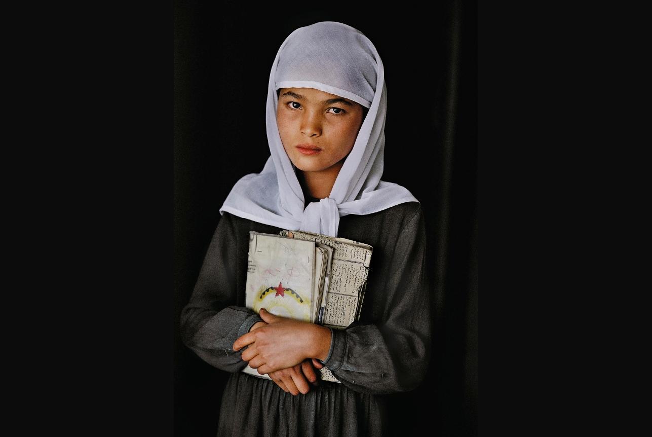 A young Afghan school girl returns to her hometown of Herat after being born and raised as a refugee in neighboring Iran. 