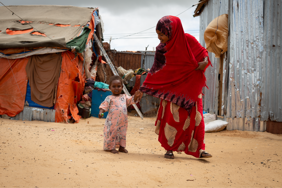 Amran Mohamed (18 yrs) and her daughter Halima Sharmaake (2yrs) at their home in Kahda IDP camp.
