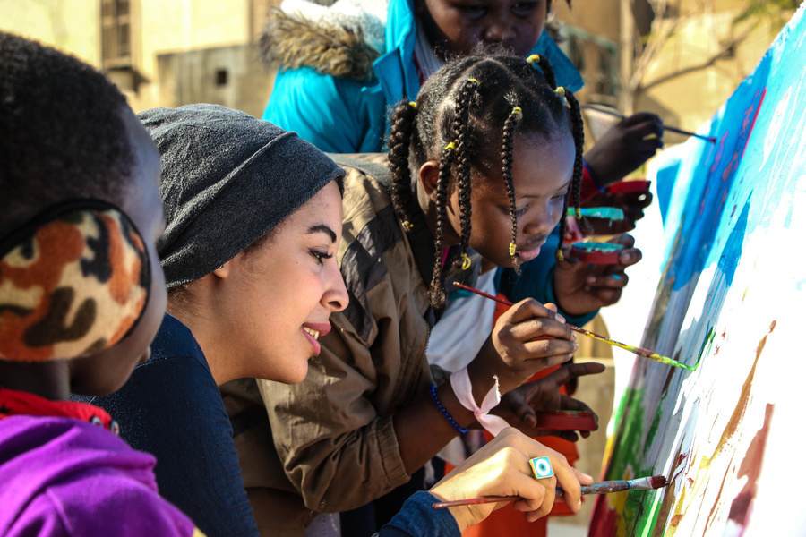 children painting