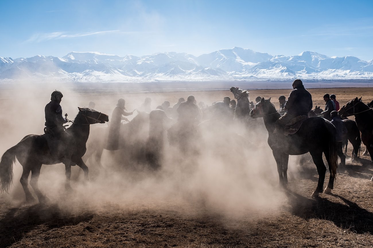 Des hommes jouent au jeu traditionnel Ulak-Tartysh dans le village de Taldy-Suu, voisin de Sary-Mogol, au Kirghizistan