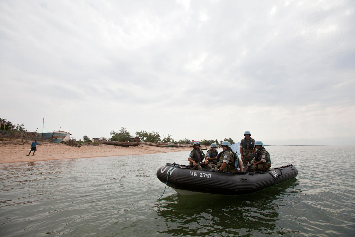 El personal de mantenimiento de la paz de la MONUSCO llega a la playa para proteger contra la piratería