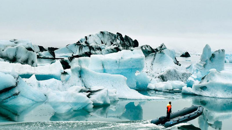 La laguna glaciar Jökulsárlón en Islandia se forma naturalmente a partir de agua glacial derretida y está creciendo perpetuamente mientras grandes bloques de hielo se desmoronan de un glaciar que se encoge.