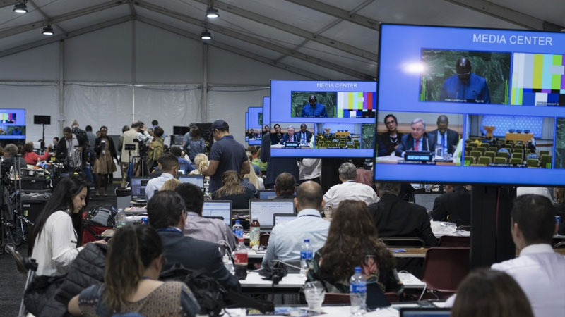 Una vista de los miembros de la prensa trabajando en la carpa de los medios en la Sede de la ONU durante la semana de alto nivel de 2018.