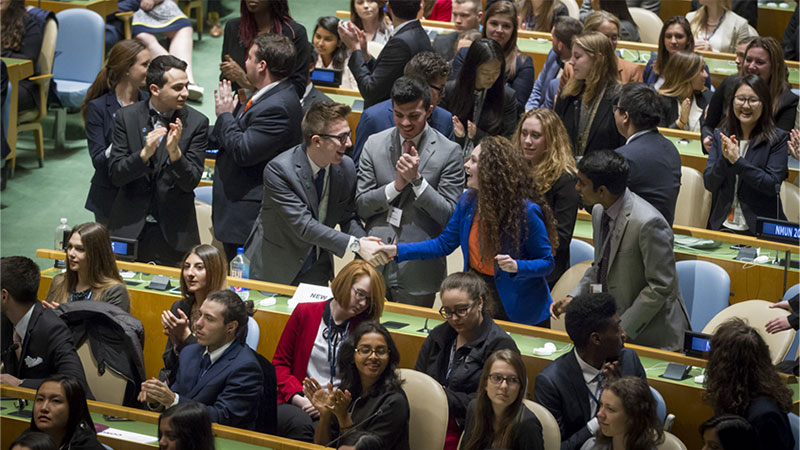 Participantes de la Conferencia Nacional Modelo de las Naciones Unidas 2016 en el Salón de la Asamblea General.